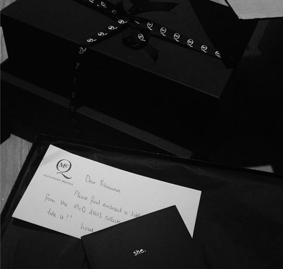 Rihanna chwali się świątecznymi łupami (FOTO) Rihanna chwali się świątecznymi łupami (FOTO)