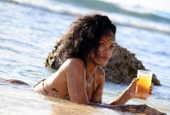 Rihanna w bikini za 990 dolarów (FOTO)