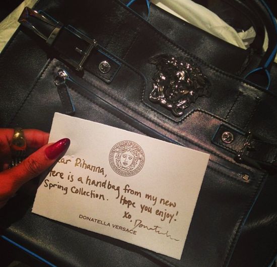 Rihanna chwali się świątecznymi łupami (FOTO) Rihanna chwali się świątecznymi łupami (FOTO)