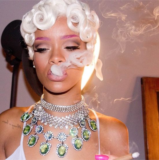 Rihanna ma dość imprezowania, ale nie pokazywania (FOTO) Rihanna ma dość imprezowania, ale nie pokazywania (FOTO)