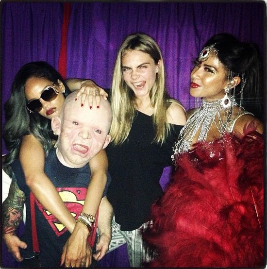 Rihanna w męskiej kurtce na imprezie (FOTO) Rihanna w męskiej kurtce na imprezie (FOTO)