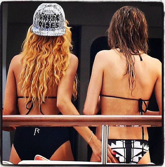 Rihanna w męskiej kurtce na imprezie (FOTO) Rihanna w męskiej kurtce na imprezie (FOTO)