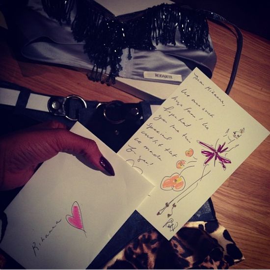 Rihanna chwali się świątecznymi łupami (FOTO) Rihanna chwali się świątecznymi łupami (FOTO)