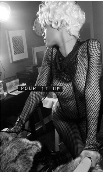 Rihanna ma dość imprezowania, ale nie pokazywania (FOTO) Rihanna ma dość imprezowania, ale nie pokazywania (FOTO)