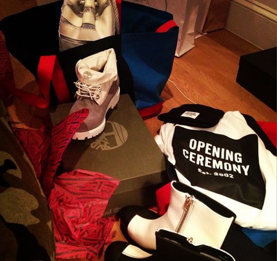 Rihanna chwali się świątecznymi łupami (FOTO) Rihanna chwali się świątecznymi łupami (FOTO)