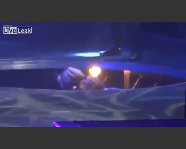 Rihanna ujeżdża nerda na scenie (FOTO)