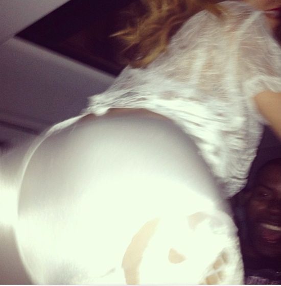 Rihanna trzęsie tyłeczkiem (VIDEO) Rihanna trzęsie tyłeczkiem (VIDEO)