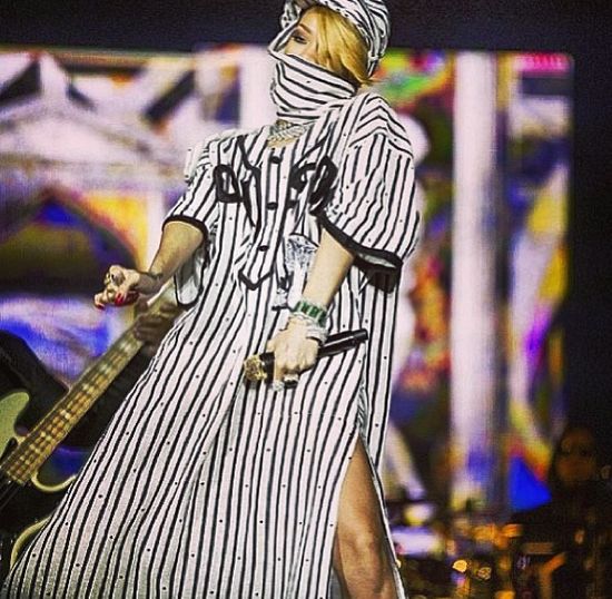 Kolejna odsłona piersi Rihanny (FOTO)