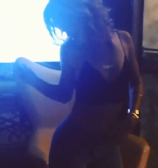 Rihanna trzęsie tyłeczkiem (VIDEO) Rihanna trzęsie tyłeczkiem (VIDEO)