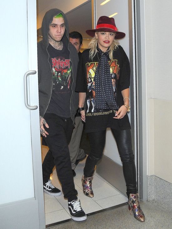 Rita Ora z chłopakiem Halloween zaczęli na lotnisku (FOTO) Rita Ora z chłopakiem Halloween zaczęli na lotnisku (FOTO)