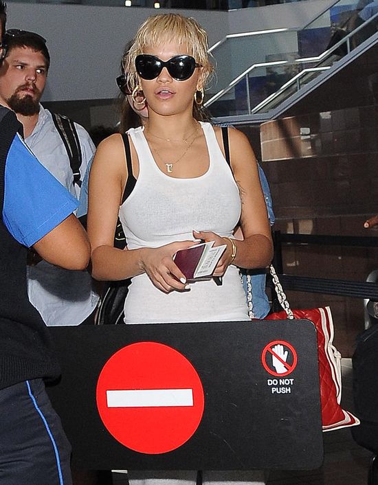 Co za różnica! Rita Ora bez peruki (FOTO)