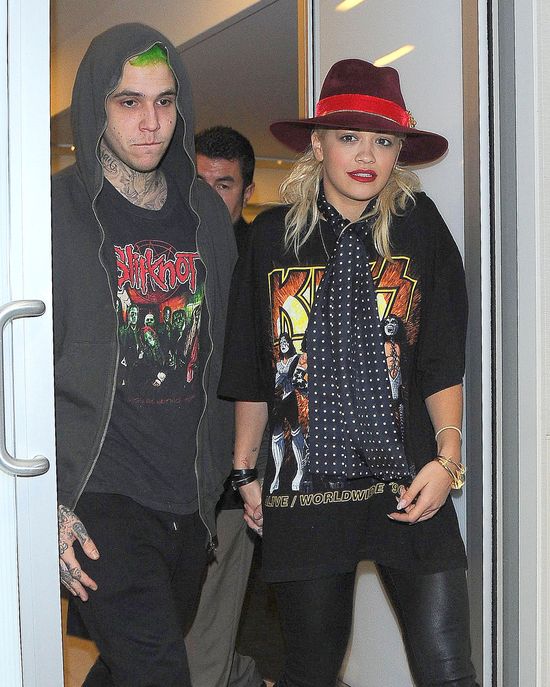 Rita Ora z chłopakiem Halloween zaczęli na lotnisku (FOTO) Rita Ora z chłopakiem Halloween zaczęli na lotnisku (FOTO)