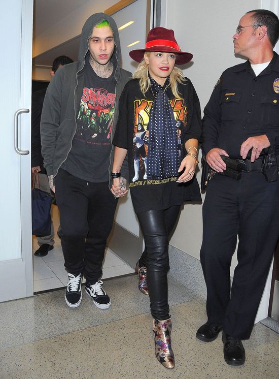 Rita Ora z chłopakiem Halloween zaczęli na lotnisku (FOTO) Rita Ora z chłopakiem Halloween zaczęli na lotnisku (FOTO)