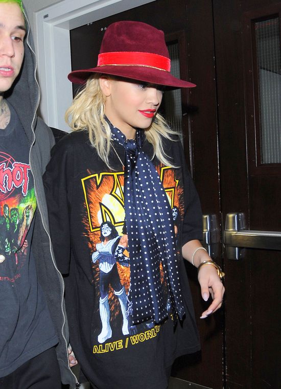 Rita Ora z chłopakiem Halloween zaczęli na lotnisku (FOTO) Rita Ora z chłopakiem Halloween zaczęli na lotnisku (FOTO)