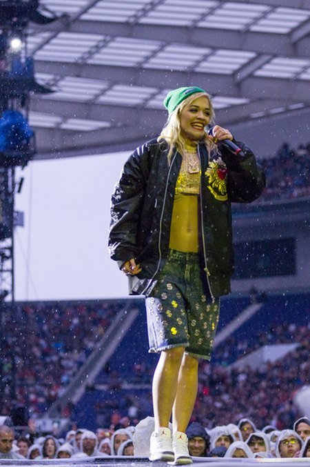 Rita Ora koncertuje w strugach deszczu (FOTO)
