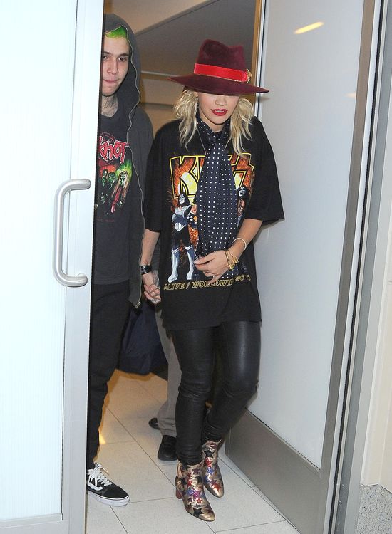 Rita Ora z chłopakiem Halloween zaczęli na lotnisku (FOTO)