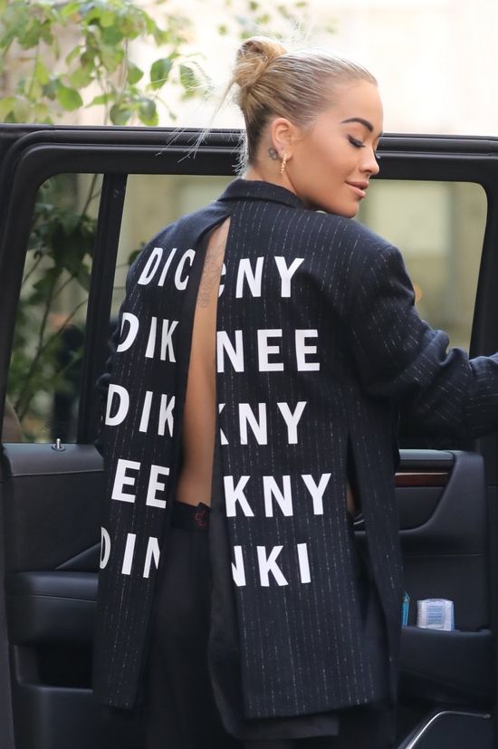 Brak wzmianek o sobie w prasie nadrabia brakiem ubrań (FOTO)