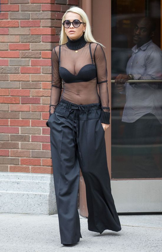 Golf i piersi na wierzchu! Kto zaszalał ze stylizacją? 