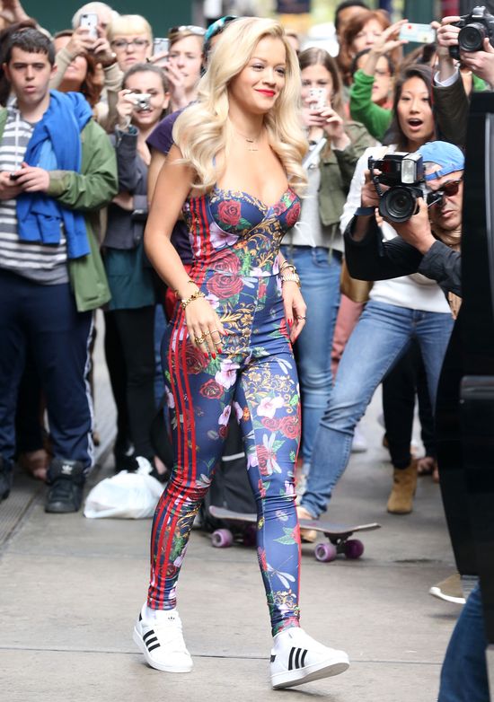 Przy niej dziura w spódnicy Kim to pikuś! (FOTO)