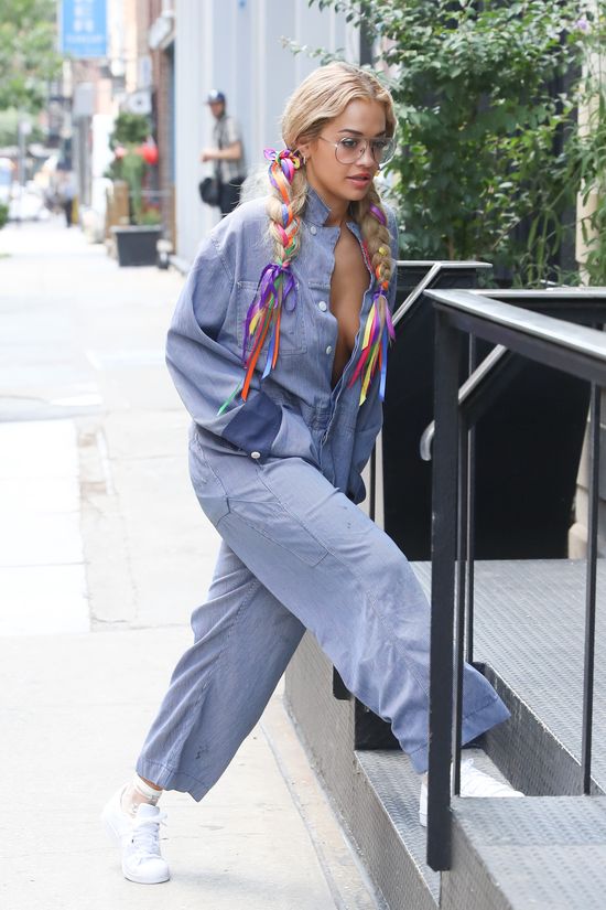 Rita Ora chce zostać ikoną stylu. Nie tędy droga (FOTO)