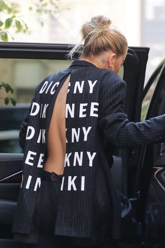 Brak wzmianek o sobie w prasie nadrabia brakiem ubrań (FOTO)