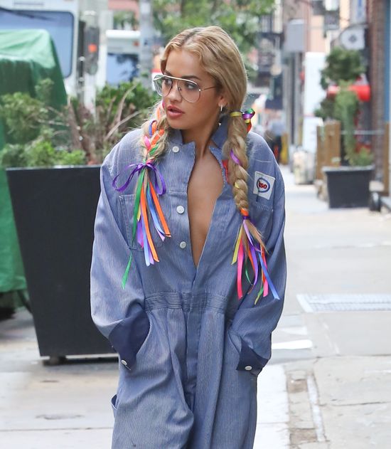 Rita Ora chce zostać ikoną stylu. Nie tędy droga (FOTO)