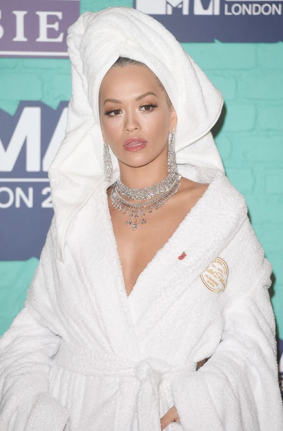 Tym razem to nie żarty! Ona wyszła na ściankę w SZLAFROKU