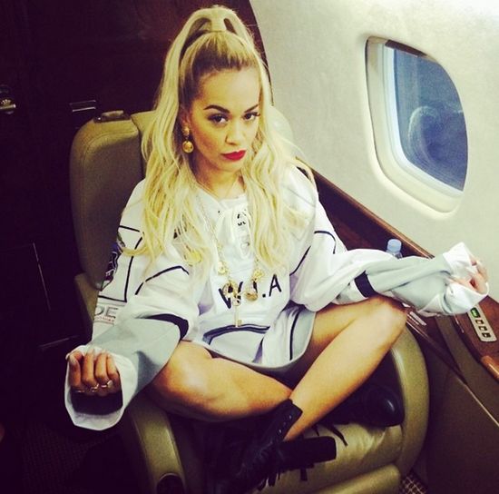 Jak wygląda Rita Ora w roli siostry pana Greya? (FOTO)