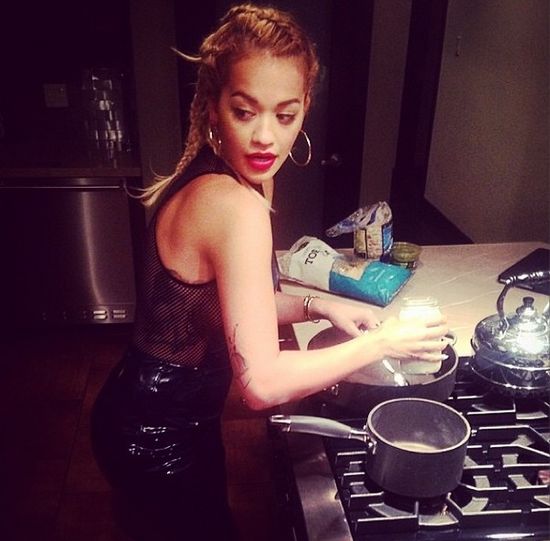 Jak wygląda Rita Ora w roli siostry pana Greya? (FOTO)