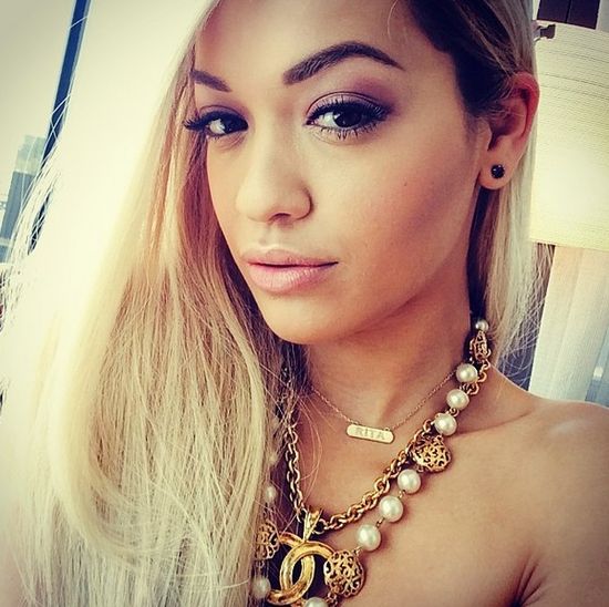 Jak wygląda Rita Ora w roli siostry pana Greya? (FOTO)