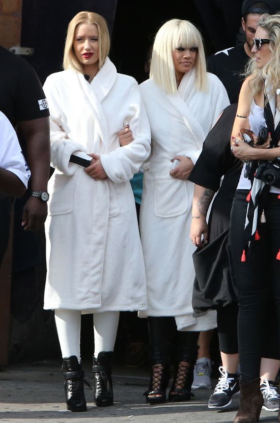 Iggy Azalea i Rita Ora całują się na scenie? Iggy Azalea i Rita Ora całują się na scenie?