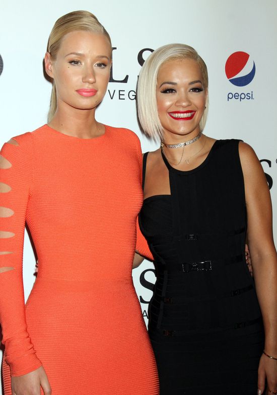 Iggy Azalea i Rita Ora całują się na scenie? Iggy Azalea i Rita Ora całują się na scenie?