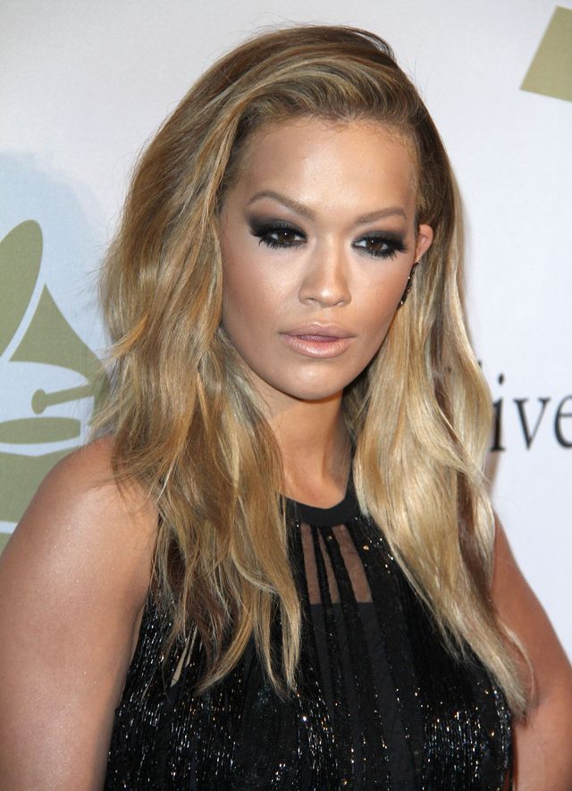 Rita Ora i jej makijaż zmieniający rysy twarzy (FOTO)