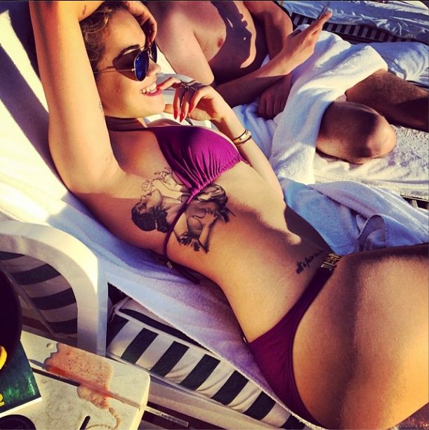Rita Ora chwali się swoim ciałem w bikini (FOTO)
