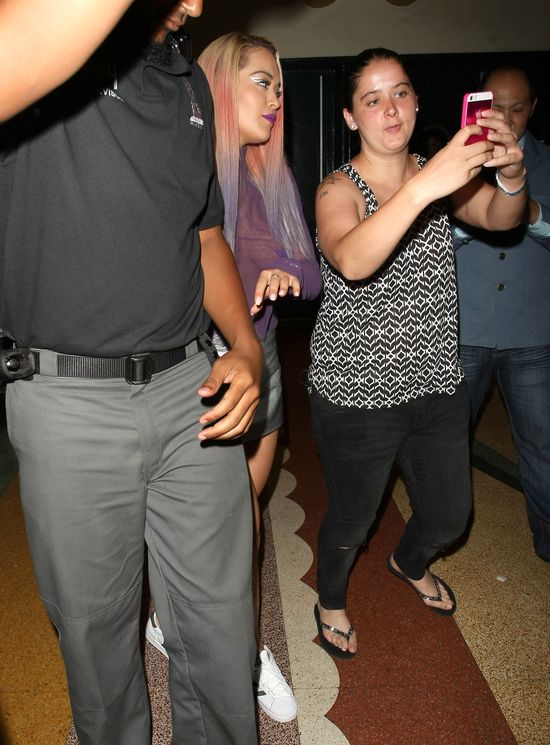 Co tam fryzura! Przyszła topless! (FOTO)