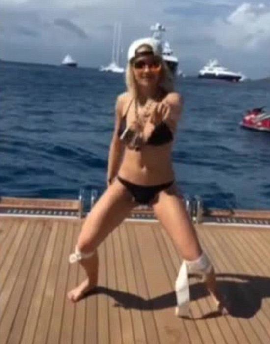 Rita Ora wije się w bikini do hitu Beyonce (VIDEO)