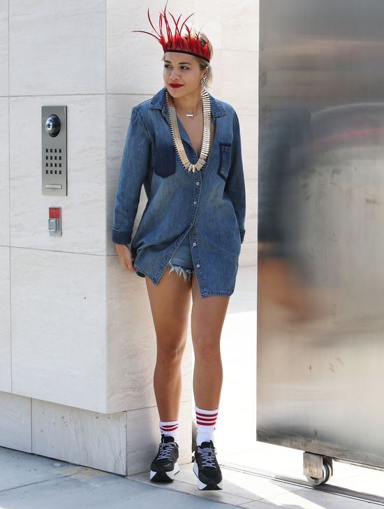 Przed kim ukrywa się Rita Ora? (FOTO) Przed kim ukrywa się Rita Ora? (FOTO)