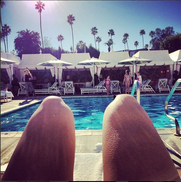 Rita Ora chwali się swoim ciałem w bikini (FOTO)