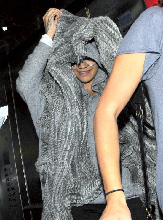 Paparazzi i tak uchwycili Ritę Orę bez makijażu (FOTO)