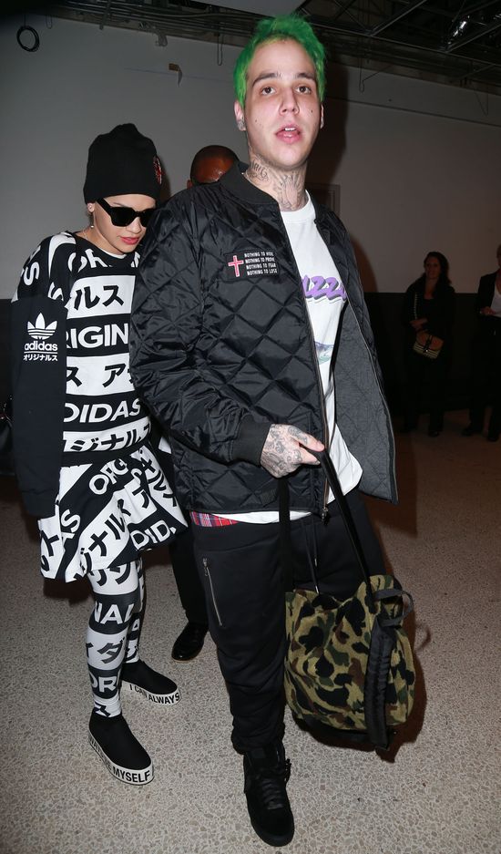 Rita Ora z chłopakiem na lotnisku (FOTO)