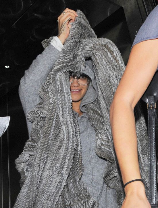 Paparazzi i tak uchwycili Ritę Orę bez makijażu (FOTO)