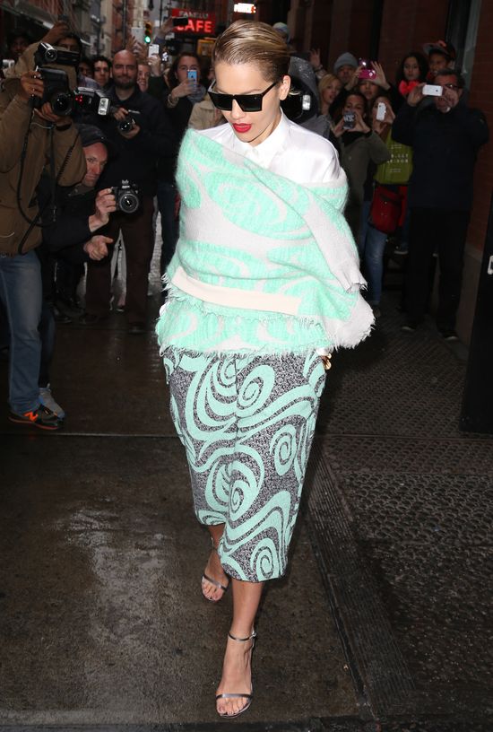 Założyła sweter jak kaftan bezpieczeństwa (FOTO)