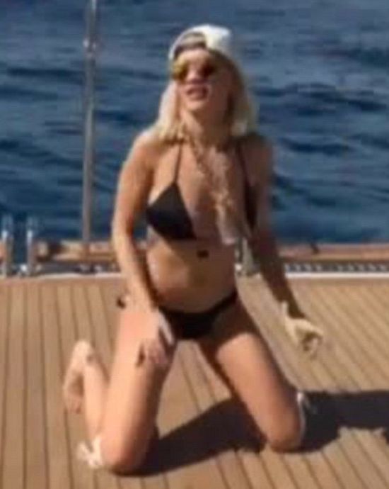Rita Ora wije się w bikini do hitu Beyonce (VIDEO)