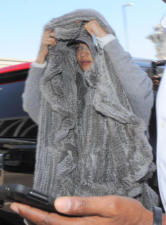 Paparazzi i tak uchwycili Ritę Orę bez makijażu (FOTO)