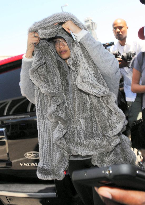 Paparazzi i tak uchwycili Ritę Orę bez makijażu (FOTO)