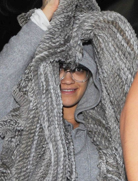 Paparazzi i tak uchwycili Ritę Orę bez makijażu (FOTO)