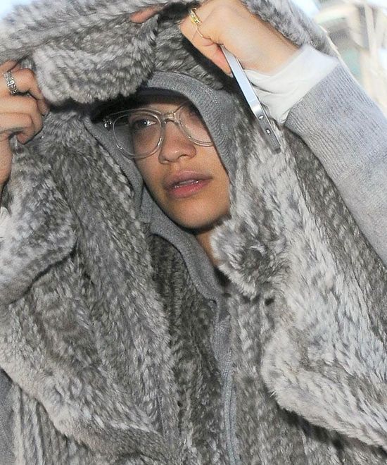 Paparazzi i tak uchwycili Ritę Orę bez makijażu (FOTO)