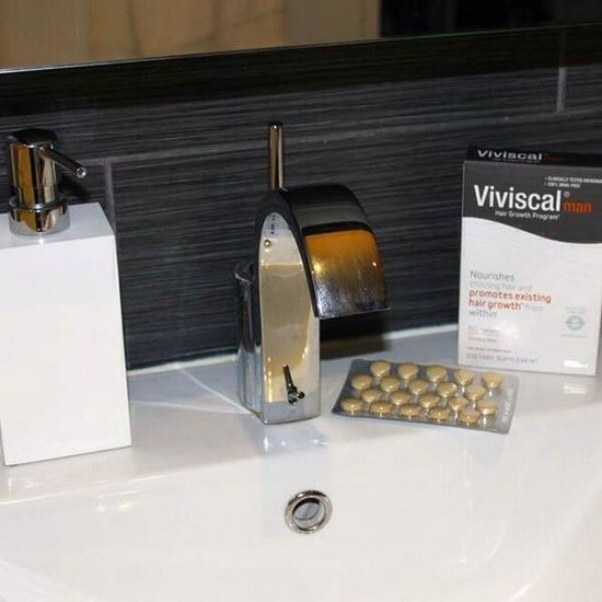 Rob Kardashian wypuścił na rynek tabletki na porost włosów Rob Kardashian wypuścił na rynek tabletki na porost włosów