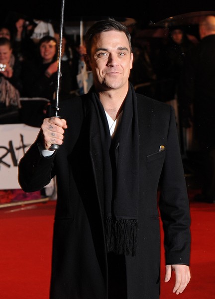 Robbie Williams złamał rękę fance (VIDEO)