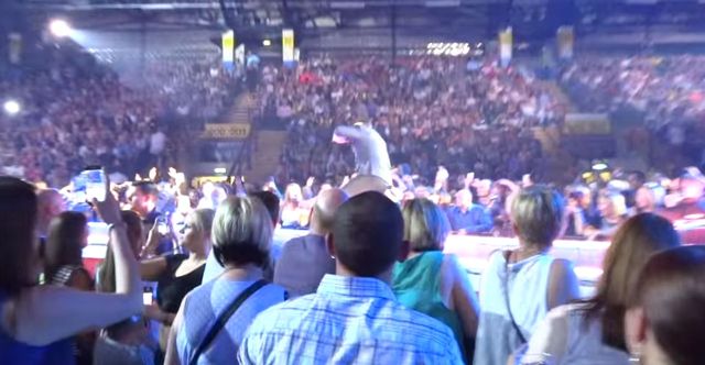 Robbie Williams złamał rękę fance (VIDEO)